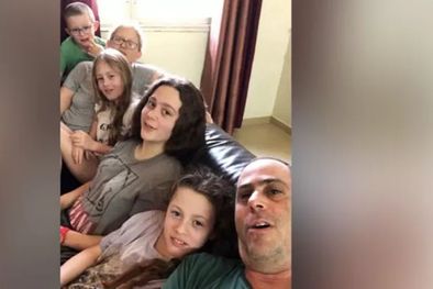 MDZol | Maayan (centro) murió en el ataque de Hamás a Israel el 7 de octubre. El padre, Tsachi (sentado en el extremo derecho) fue secuestrado. Foto: FOTO FAMILIAR