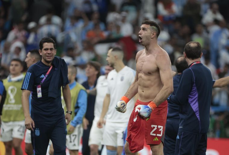 El Dibu festeja la victoria. Foto: EFE