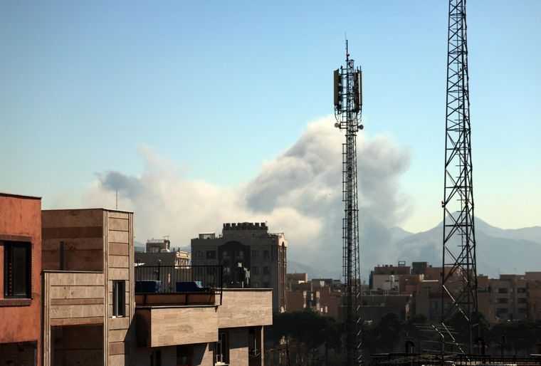 Las columnas de humo que se elevan en el horizonte de Teherán son parte del paisaje diario de los iraníes desde el inicio de las hostilidades. Las columnas de humo que se elevan en el horizonte de Teherán son parte del paisaje diario de los iraníes desde el inicio de las hostilidades.
