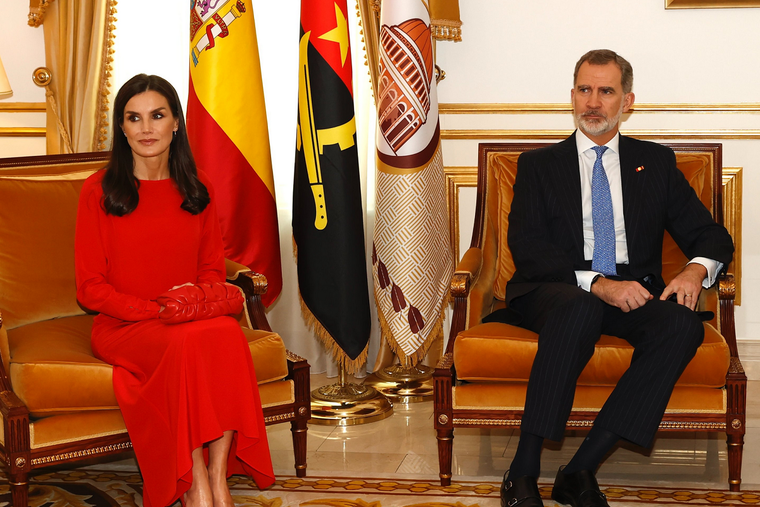 La reina Letizia luce siempre elegante y sofisticada. Foto: Twitter @CasaReal