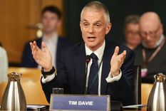 ¿por que dimitio el director de la bbc y que ocurrio con la edicion del documental sobre trump?