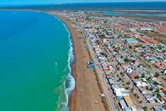Playa Unión deslumbra con aguas celestes y un paisaje patagónico que recuerda al Caribe.