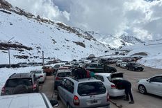 Los autos particulares tienen demoras de más de dos horas para cruzar a Chile Foto: Gendarmería Los autos particulares tienen demoras de más de dos horas para cruzar a Chile Foto: Gendarmería
