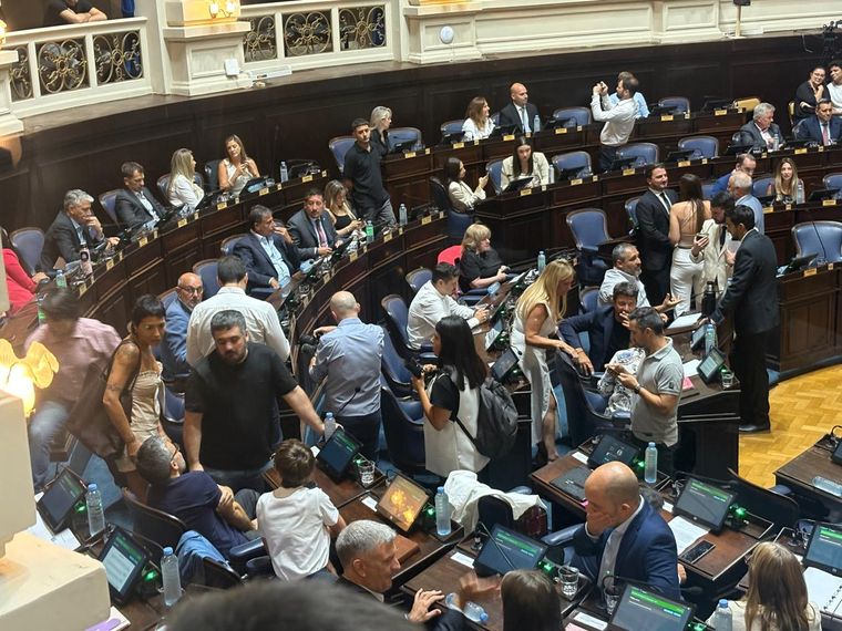 El presidente de la bancada de diputados bonaerenses de UxP, Facundo Tignanelli (de remera negra) junto a Mayra Mendoza El presidente de la bancada de diputados bonaerenses de UxP, Facundo Tignanelli (de remera negra) junto a Mayra Mendoza