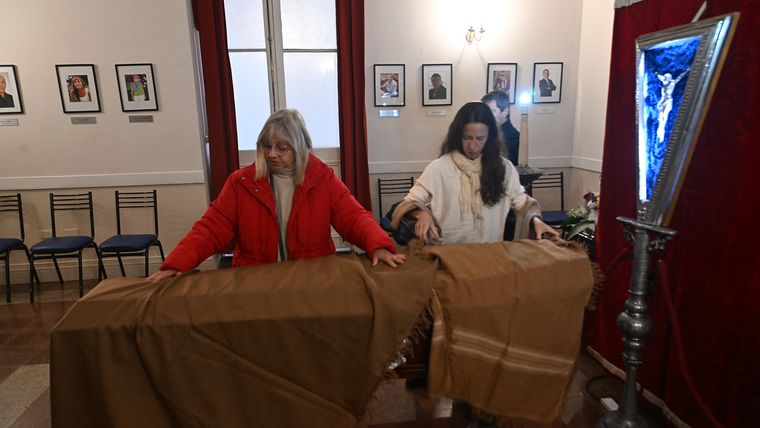 El féretro de Pocho Sosa fue cubierto con dos ponchos, en un gesto que remite a su identidad cuyana. El féretro de Pocho Sosa fue cubierto con dos ponchos, en un gesto que remite a su identidad cuyana.