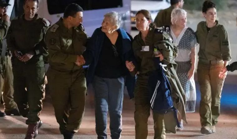 Una de las rehenes liberadas Foto: Efe.