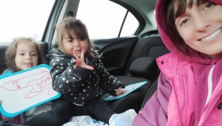 Romina y sus hijas de 2 y 5 años jugando a acampar en el auto mientras llovía. Foto: Gentileza Gonzalo Altamiranda