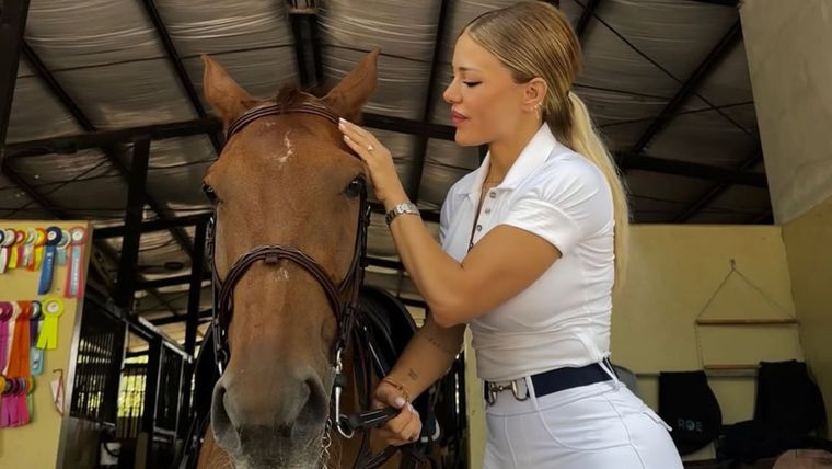 La modelo junto a su caballo elegido. La modelo junto a su caballo elegido.