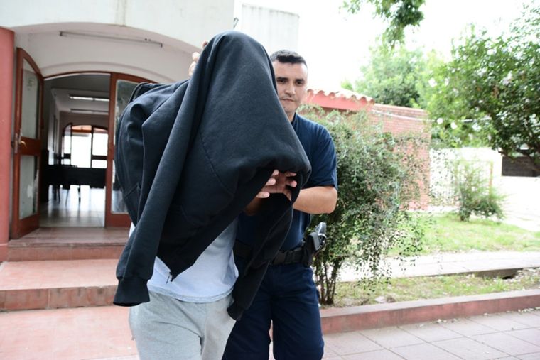 El hombre abusó de sus hijos y de su hijastra, pero recibió una condena indignante