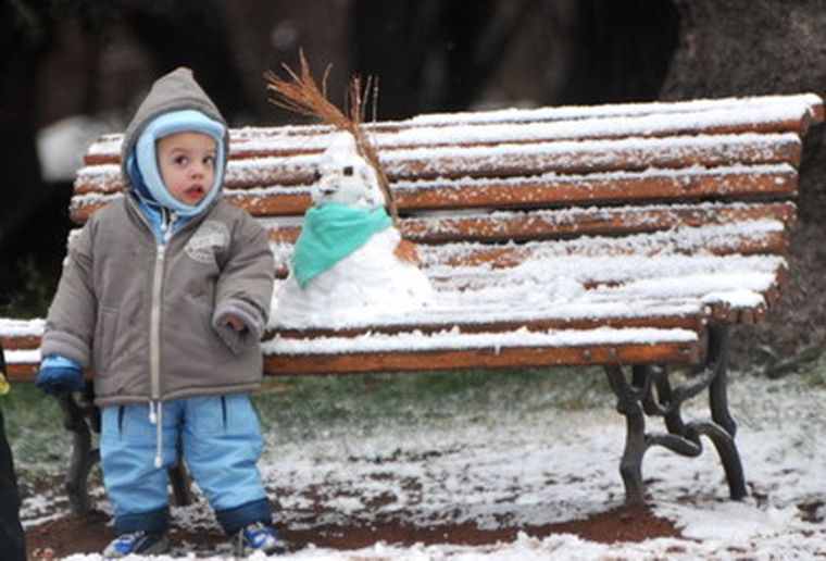 Un pequeño, junto a su muñeco de nieve en el Parque San Martín. Foto: Pachy Reynoso / MDZ Un pequeño, junto a su muñeco de nieve en el Parque San Martín. Foto: Pachy Reynoso / MDZ