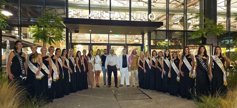 Las chicas llegaron a cenar a Arabian, de Planta Uno, vestidas de negro. Las chicas llegaron a cenar a Arabian, de Planta Uno, vestidas de negro.