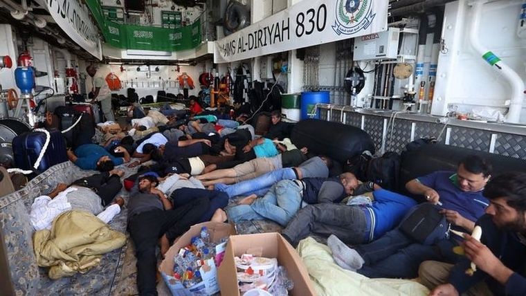 Evacuados descansan a bordo de un buque naval saudita mientras viaja de Puerto Sudán a Yeda. Foto: AFP