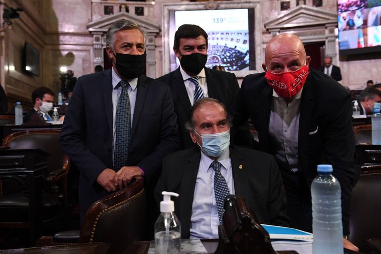 Alfredo Cornejo y Omar de Marchi, en medio de otros opositores, durante la Asamblea Legislativa. Foto: Comunicación Senado