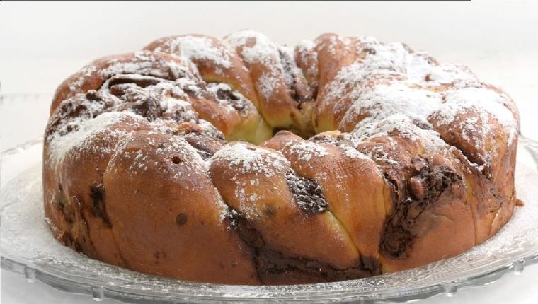 Esta receta de rosca de Pascua trenzada, está rellena de chocolate y almendras. Foto: Instagram @madapatisserie