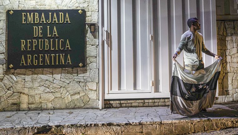 La sede argentina sufre el suministro de electricidad por orden del régimen de Nicolás Maduro. Foto: EFE