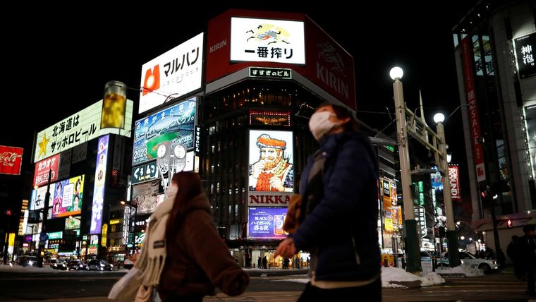 Transeúntes con mascarillas en Sapporo, Hokkaido, Japón, el 26 de febrero de 2020.