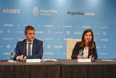 Sergio Massa y Fernanda Raverta El ministro de Economía y la titular del ANSES anunciaron el aumento Foto: Ministerio de Economía Sergio Massa y Fernanda Raverta El ministro de Economía y la titular del ANSES anunciaron el aumento Foto: Ministerio de Economía