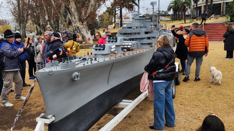 Este viernes 11 y sábado 12 de julio, Carlos Paz se convierte en sede de un emotivo homenaje a los 323 héroes argentinos que perdieron la vida en el hundimiento del Crucero ARA General Belgrano. Este viernes 11 y sábado 12 de julio, Carlos Paz se convierte en sede de un emotivo homenaje a los 323 héroes argentinos que perdieron la vida en el hundimiento del Crucero ARA General Belgrano.