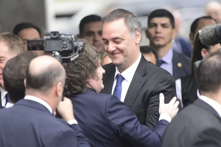 Javier Milei gana en octubre. En marzo-abril estalla la crisis Adorni. Javier Milei gana en octubre. En marzo-abril estalla la crisis Adorni.