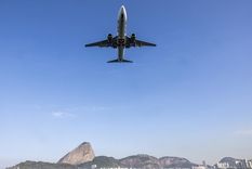 Disminuye el ingreso de turistas extranjeros mientas aumenta la salida de argentinos a otros países. Foto: EFE