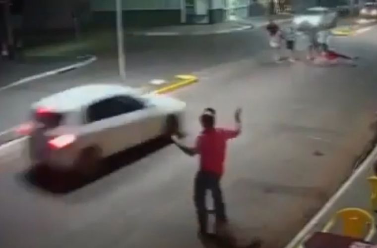 El segundo auto debió ver claramente que había alguien sobre el asfalto. Sin embargo continuó