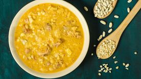 Muchas familiar argentina celebran el 25 de mayo con un plato de locro. Foto: Freepik.