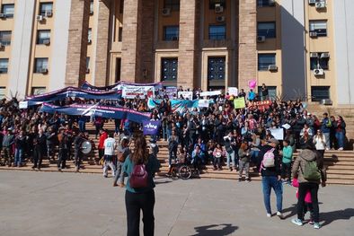 MDZol | Más de 250 personas, entre prestadores de servicios, profesionales de la salud y familias de personas con discapacidad reclamaron por sus derechos en la explanada de la Casa de Gobierno.