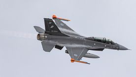 El Ministerio de Defensa confirmó que la primera escuadrilla de seis aeronaves F-16 danesas aterrizará este viernes 5 en el Área Material Rio Cuarto. Previo al acto del domingo, harán un vuelo sobre Buenos Aires.