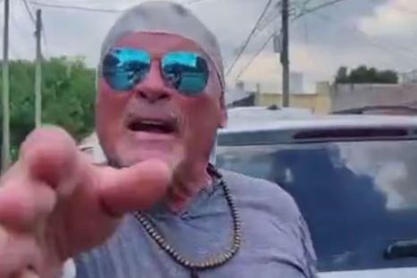 Alfa negó el accidente y dijo que la patente estaba tapada. / Captura Tiktok