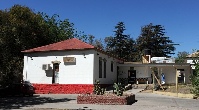 El hombre quedó internado en el hospital Lencinas para recibir el tratamiento correspondiente. El hombre quedó internado en el hospital Lencinas para recibir el tratamiento correspondiente.