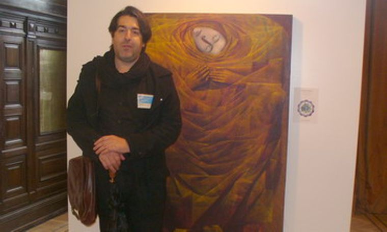 Orgullo. Osvaldo Chiavazza posa con su obra, que representa a nuestra provincia. Foto: Gentileza