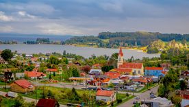 Este pueblo del sur chileno mantiene una identidad marcada por el lago y la arquitectura tradicional. Este pueblo del sur chileno mantiene una identidad marcada por el lago y la arquitectura tradicional.