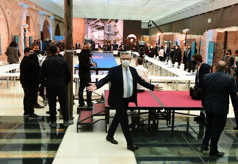 Alberto Fernández encabezó hoy un acto por el cierre la renegociación de la deuda con gobernadores y legisladores. Foto: Télam