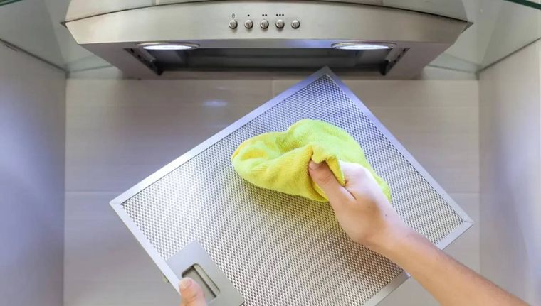 El truco casero para limpiar el extractor de la cocina (Shutterstock).