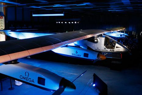 Presentan un segundo prototipo de avión impulsado solamente por energía solar