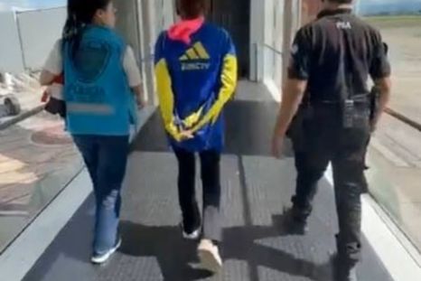 Una mujer de 27 años fue detenida en la provincia de Salta acusada de integrar una organización dedicada al envío de cocaína escondida en libros de cuentos infantiles. Una mujer de 27 años fue detenida en la provincia de Salta acusada de integrar una organización dedicada al envío de cocaína escondida en libros de cuentos infantiles.