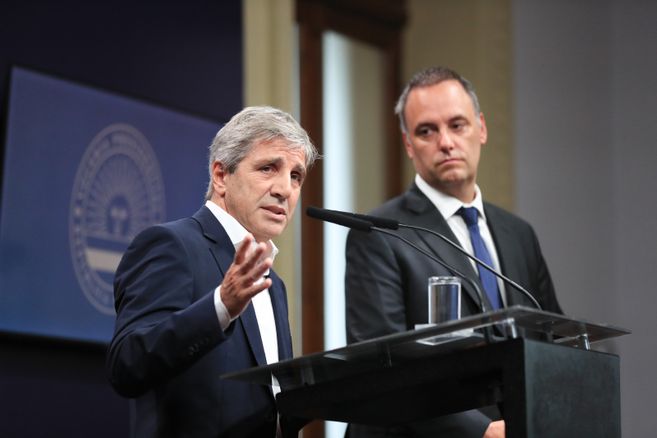 El ministro de Economía, Luis Caputo, participó de la reunión de la mesa chica de Javier Milei para definir el rumbo de las negociaciones por el Presupuesto y las reformas.