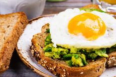 tostadas con palta y huevo Foto: pixabay