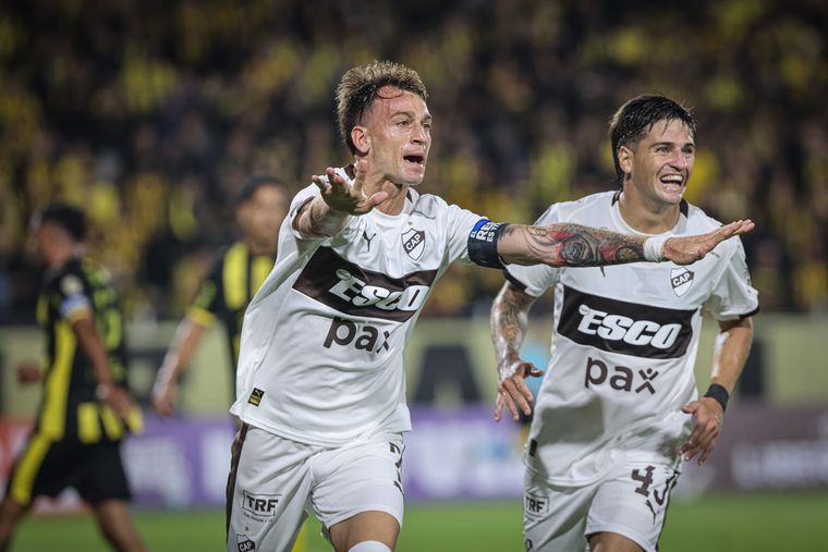 Platense y una noche de ensueño en el Campeón del Siglo, escenario de un batacazo histórico vs. Peñarol.