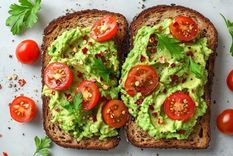 Tostadas de aguacate con tomate cherry para un brunch perfecto Foto: Shutterstock