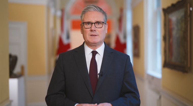 El primer ministro Keir Starmer hizo el anuncio a través de la red social X