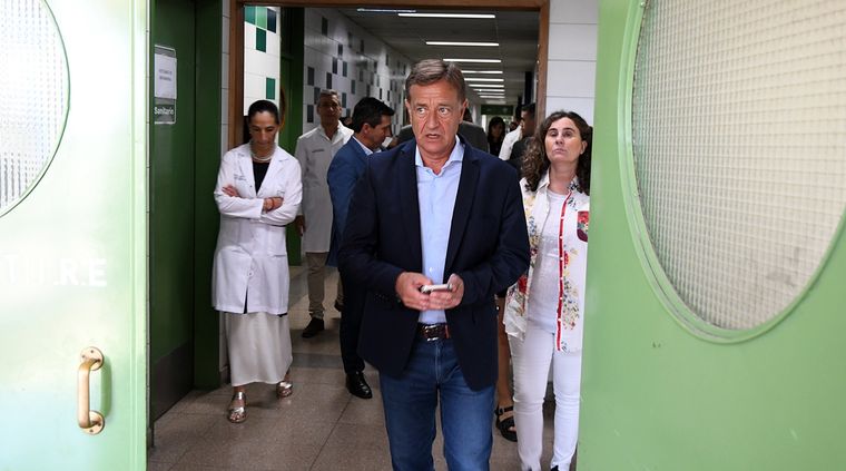 El gobernador con el teléfono en mano. Foto: ALF PONCE MERCADO / MDZ