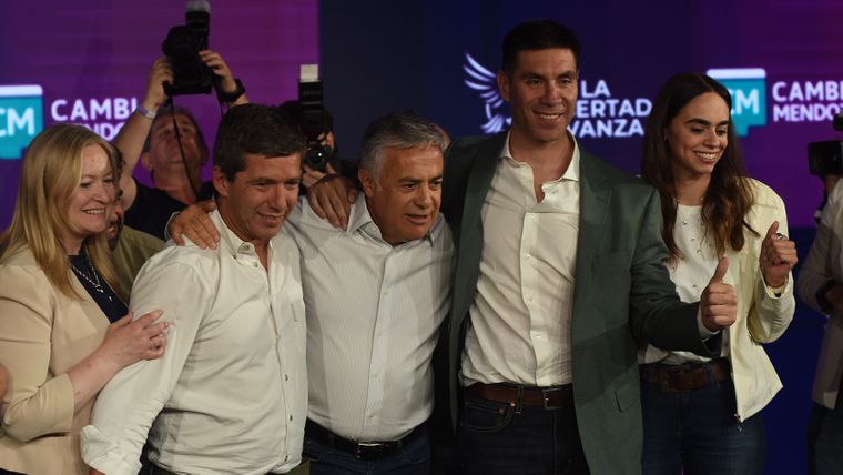 Alfredo Cornejo celebra el resultado y la alianza. 