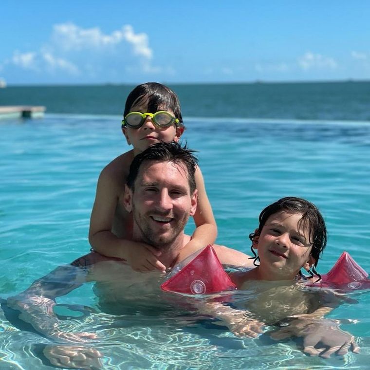 Leo en la pileta junto a Mateo y Ciro Foto: Instagram @leomessi
