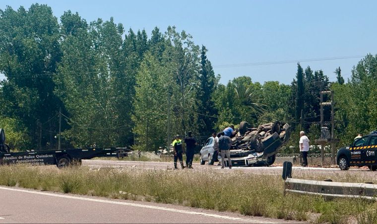 El accidente terminó con una camioneta totalmente dada vuelta sobre el Acesso Sur.&nbsp;