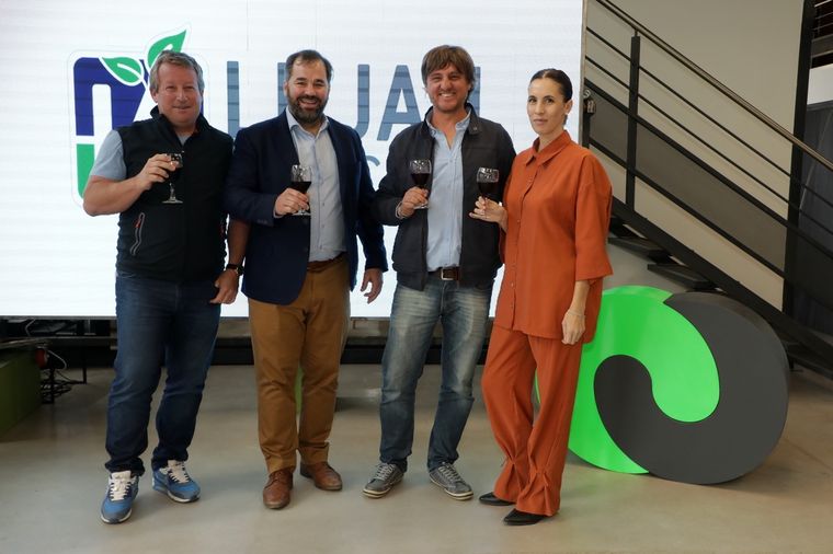 Productores agrícolas preocupados por un recurso vital y la producción sustentable.