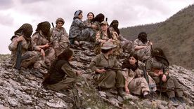 Un grupo de combatientes kurdas en la cima de una colina en la región del Kurdistán, en el norte de Irak. Un grupo de combatientes kurdas en la cima de una colina en la región del Kurdistán, en el norte de Irak.