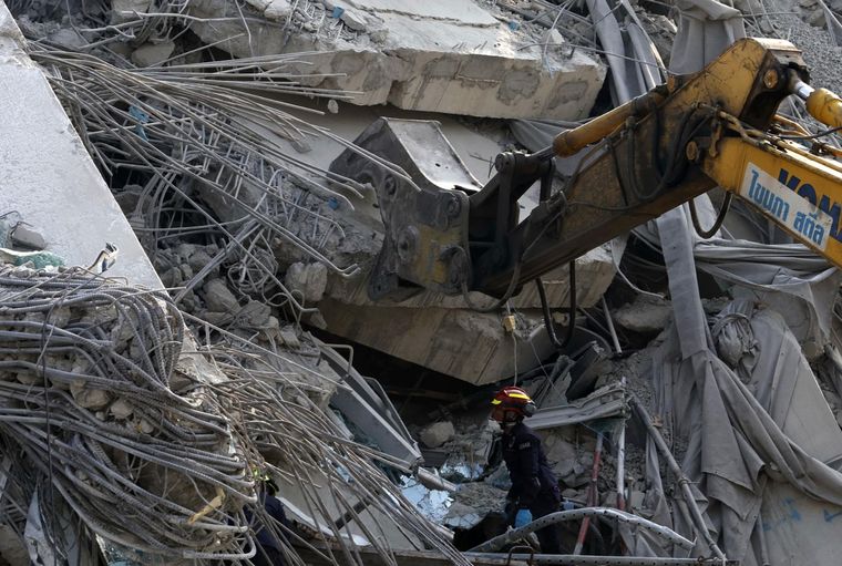 Continúan las tareas de rescate tras el terremoto de 7,7 reportado este viernes Foto: EFE