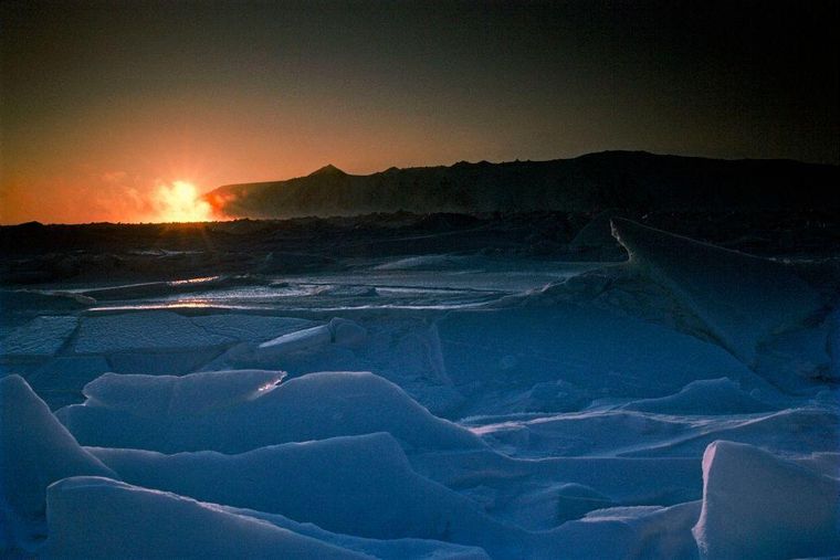 La Gran Diomedes se ve desde la Pequeña Diomedes, en el centro del estrecho de Bering. En invierno, la capa de hielo es tan gruesa que se puede cruzar caminando de EE.UU. a Rusia sin mojarse los pies.