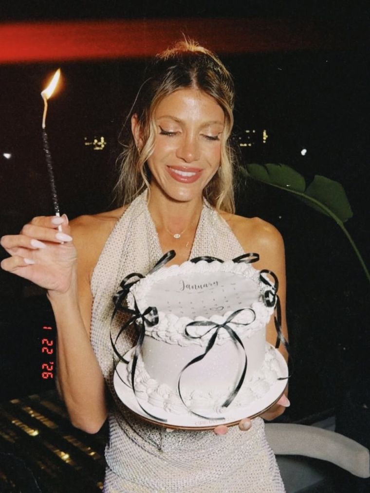 Cena familiar, torta zodiacal y un look elegante. Cena familiar, torta zodiacal y un look elegante.